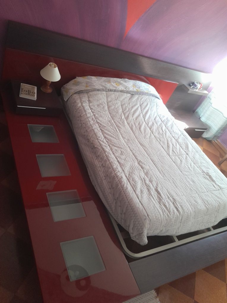 Cama em lacado vermelho, com quadrados de luz branca