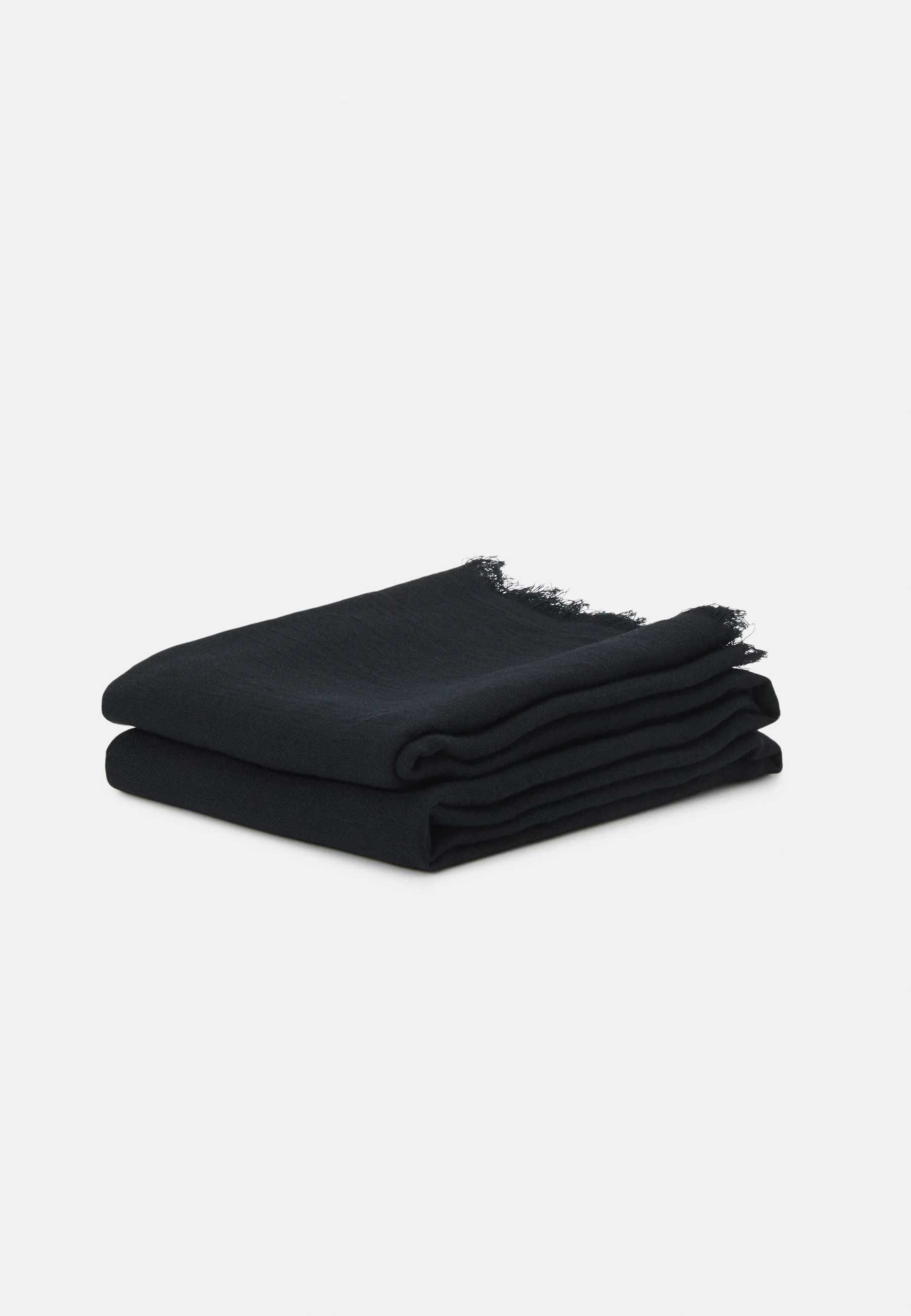 Czarny szalik unisex Pier One z delikatnymi frędzelkami bawełna