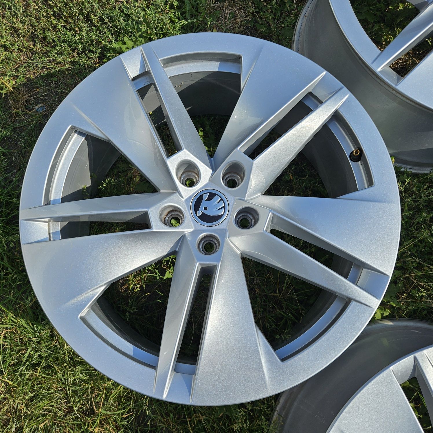 Alufelgi 19 Skoda Superb Octavia Yeti Karoq Kodjaq Enyaq VW 5x112 ET45