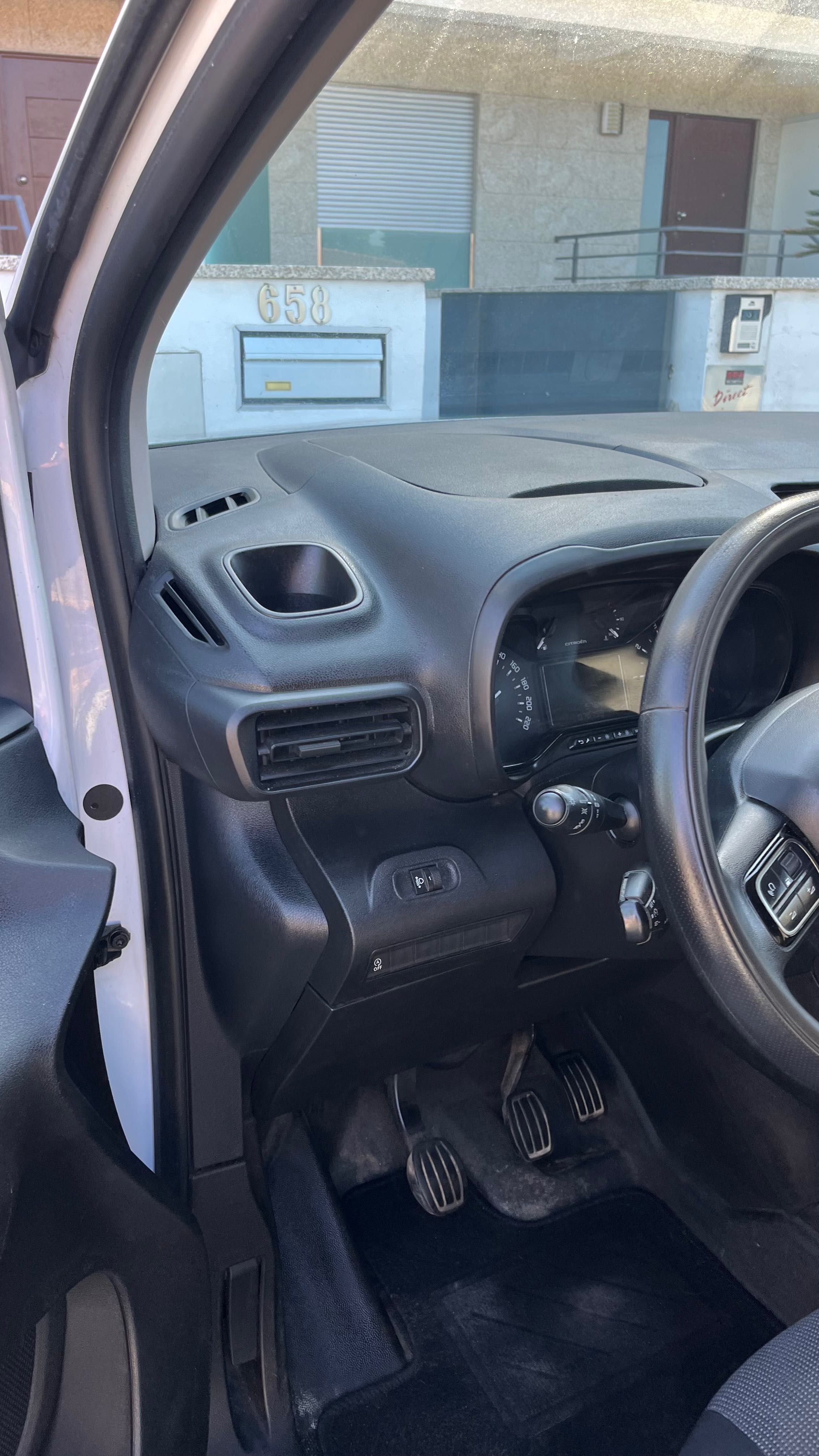 Carrinha com poucos quilómetros