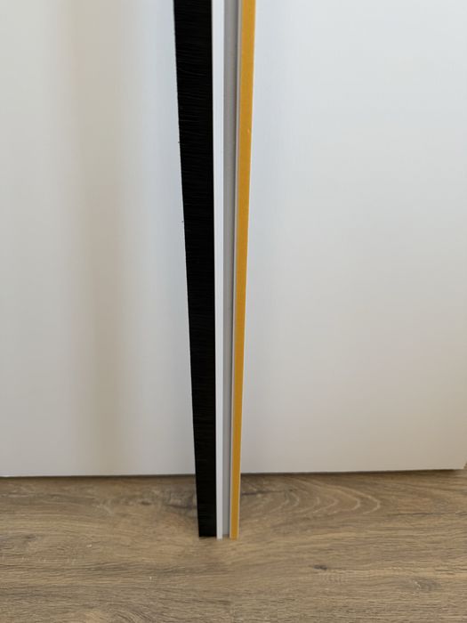 Veda porta adesivo AXTON aluminio com escova 1 metro branco