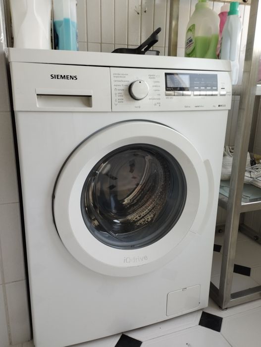 Máquina de lavar roupa uma estante e um carrinho