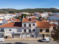 Edifício da banca composto por 3 apartamentos de tipologia T1 +1 situa