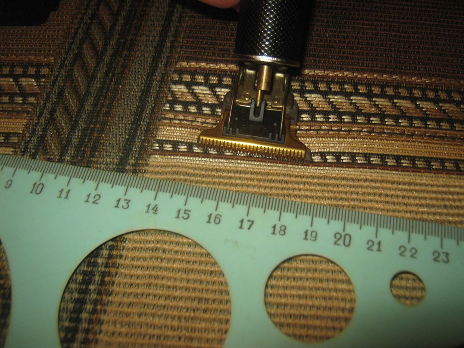 Небольшая машинка для стрижки,триммер.Перестала работать.