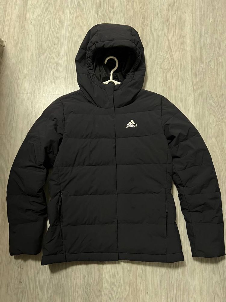 Женский пуховик adidas helionic hg8747 чорний regular fit