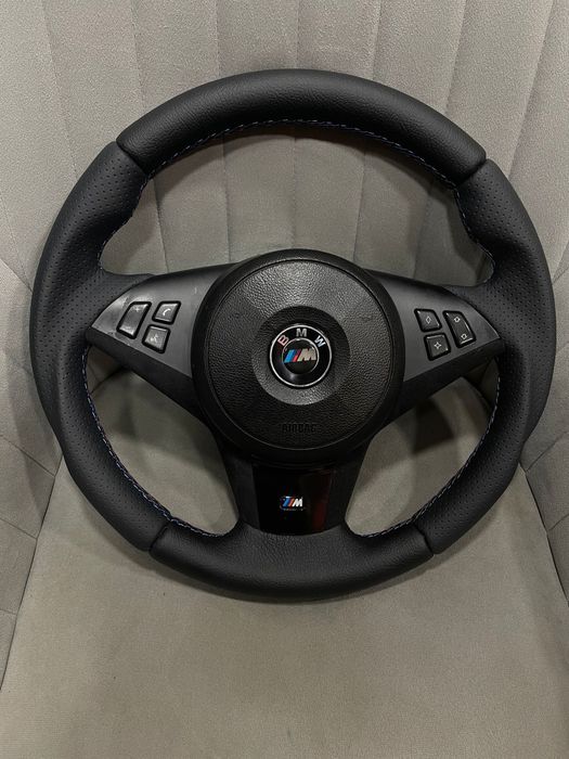 Apresentamos  volante BMW E 60  estofado em pele perfurada e pele liza