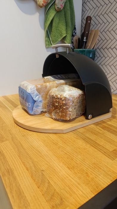 Chlebak loftowy, czarny z bambusową deską [gratis waga kuchenna]