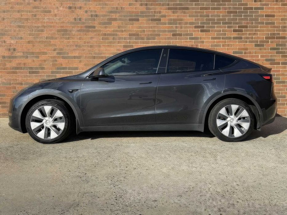 Tesla Model Y Long Range      2024