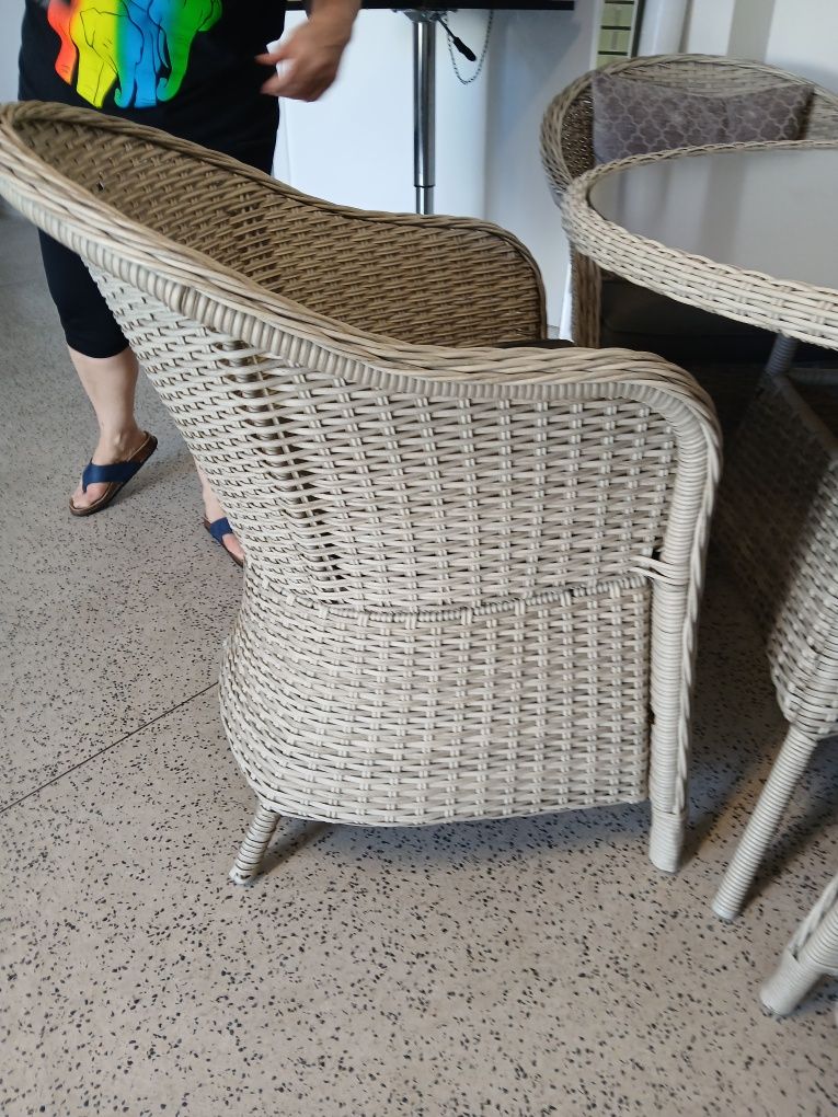 Vendo conjunto mesa e cadeirões em Ratan.