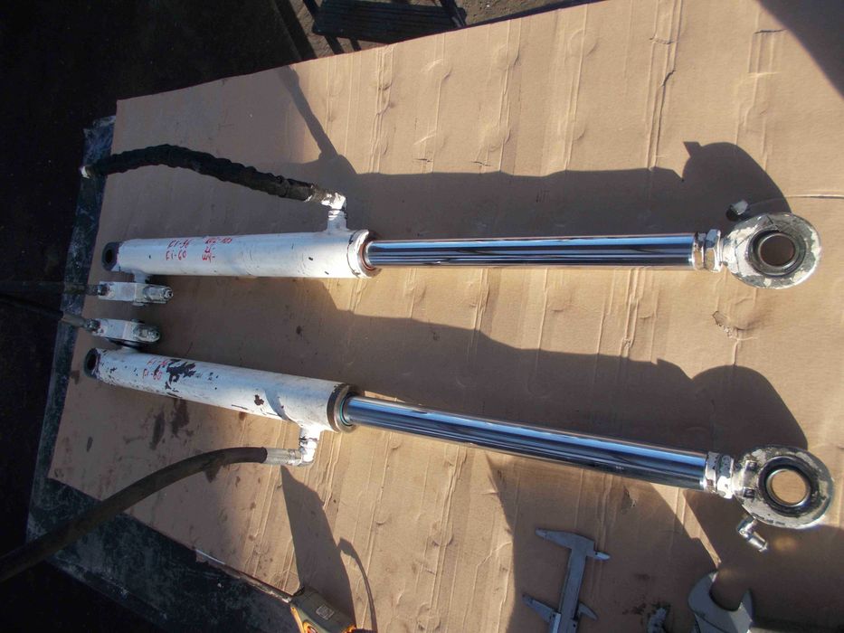 Siłownik hydrauliczny dwustronnego działania 105cm rozłożony