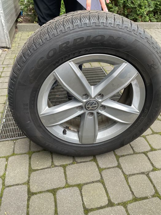 Opony zimowe Pirelli na felgach aluminiowych 215/65 R 17