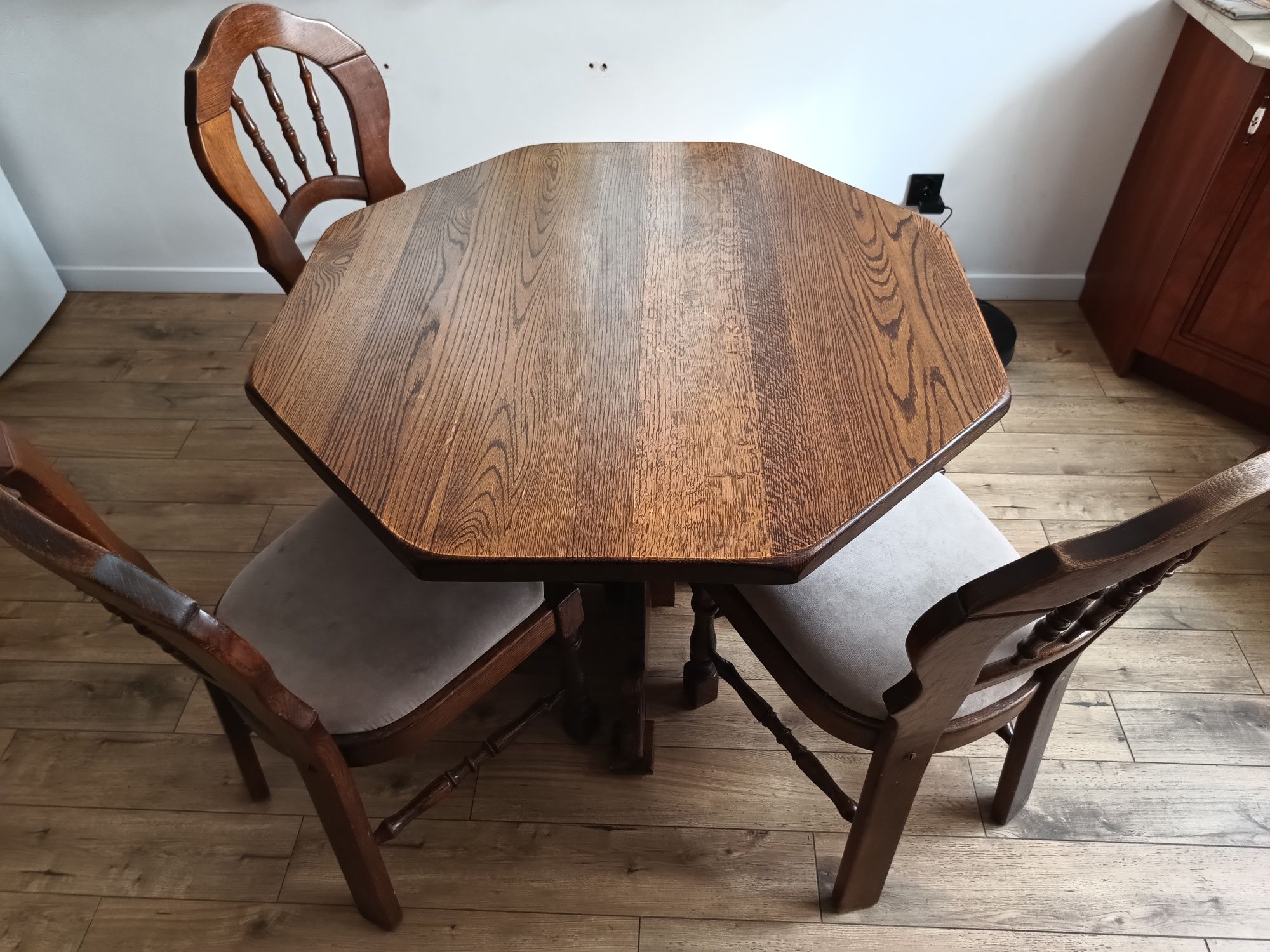 Stół drewniany 110 cm, 4 krzesła, masywny i solidny zestaw