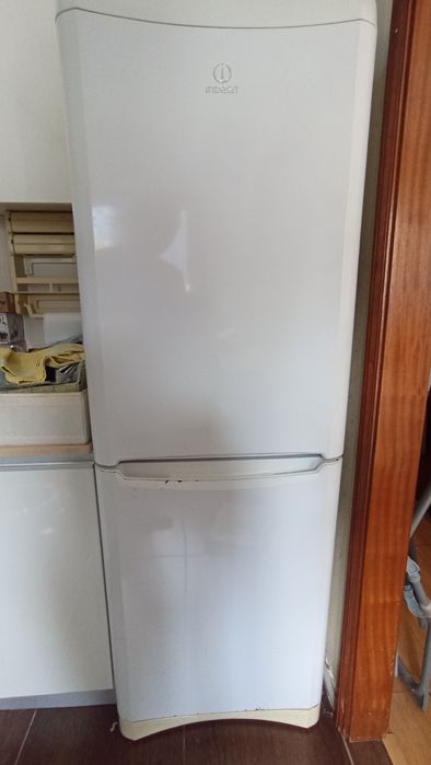 Frigorífico combinado Indesit