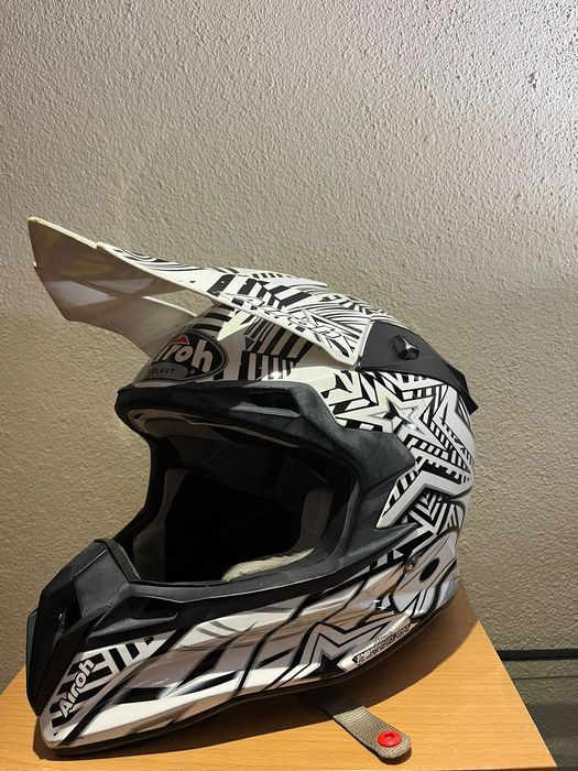 Capacete de mota AIROH