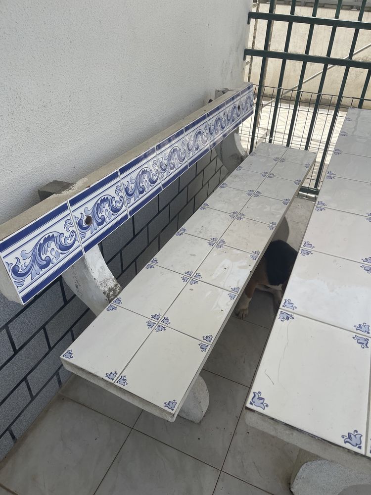 Mesa clássica de azulejo antiga…