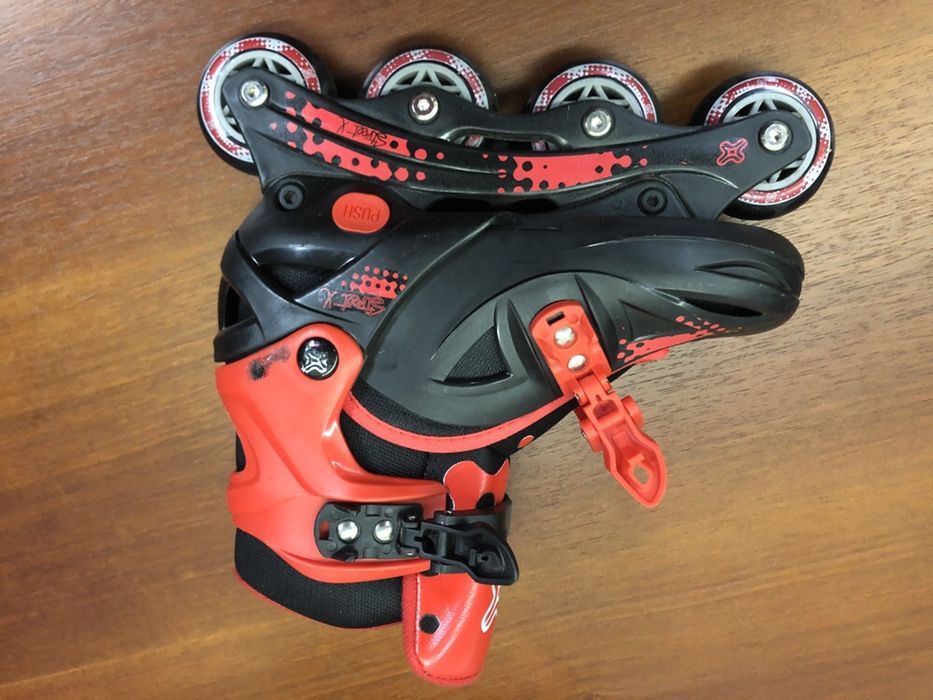 Patins em linha com capacete e proteções