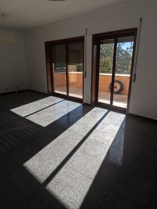 T2 com duas frentes,  terraço e garagem fechada