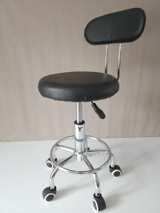 Стілець з спинкою. Висота регулюється