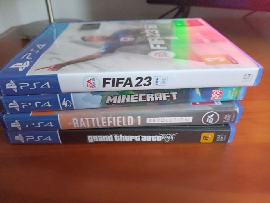 Ps4 slim + auscultadores e comando com carregador e + 4 jogos