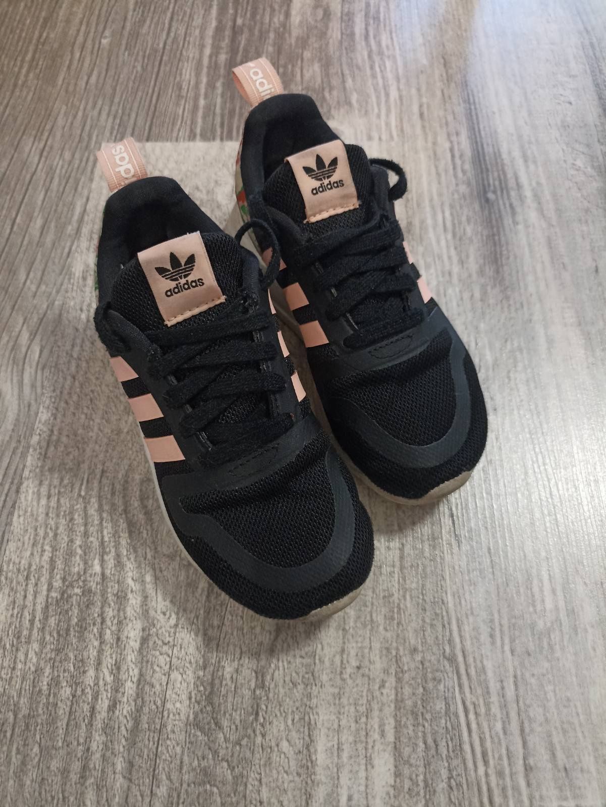 Кросівки Adidas для дівчинки