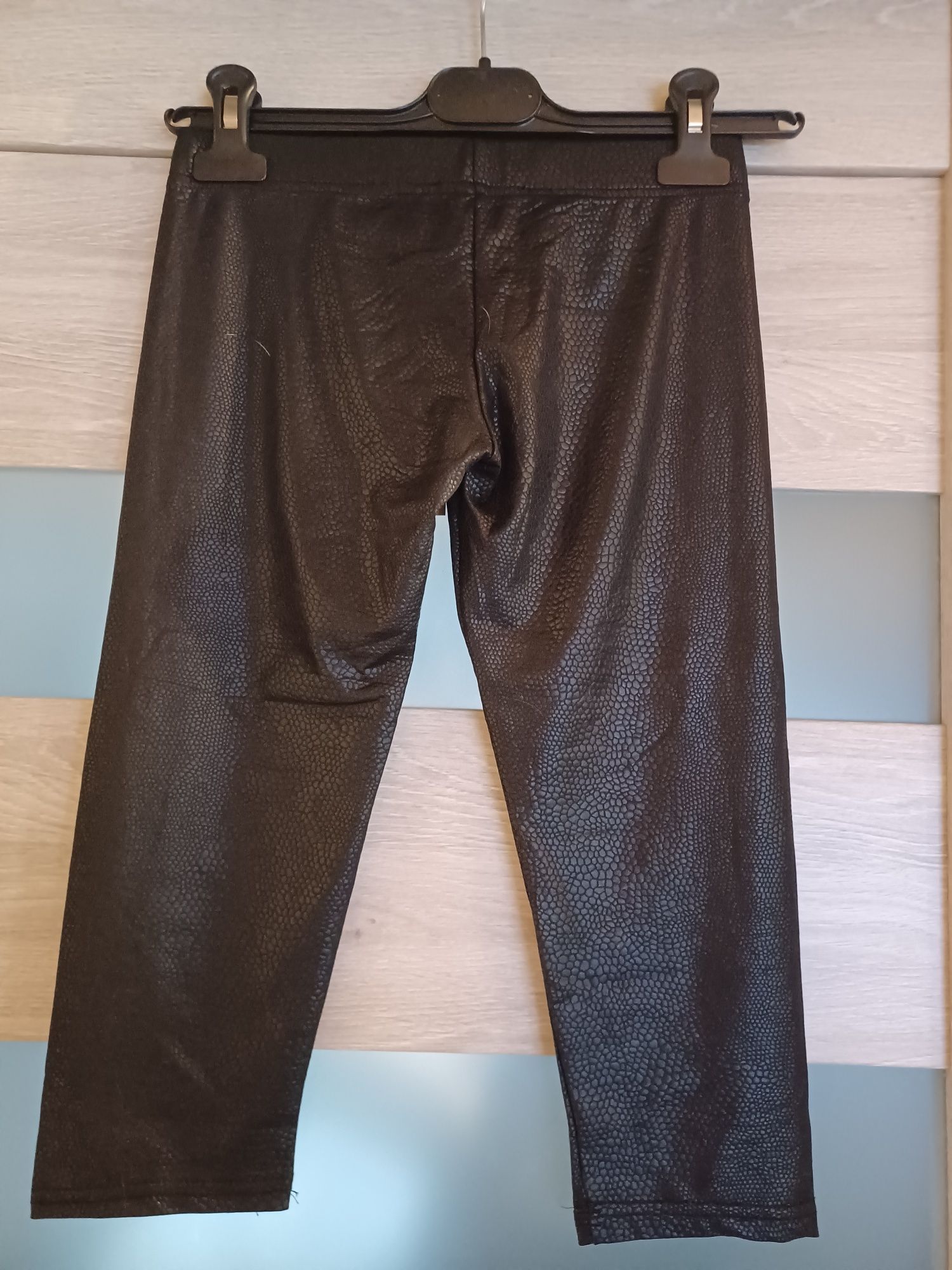 Czarne krótkie legginsy, na lato, wężowy wzór, nowe z metką