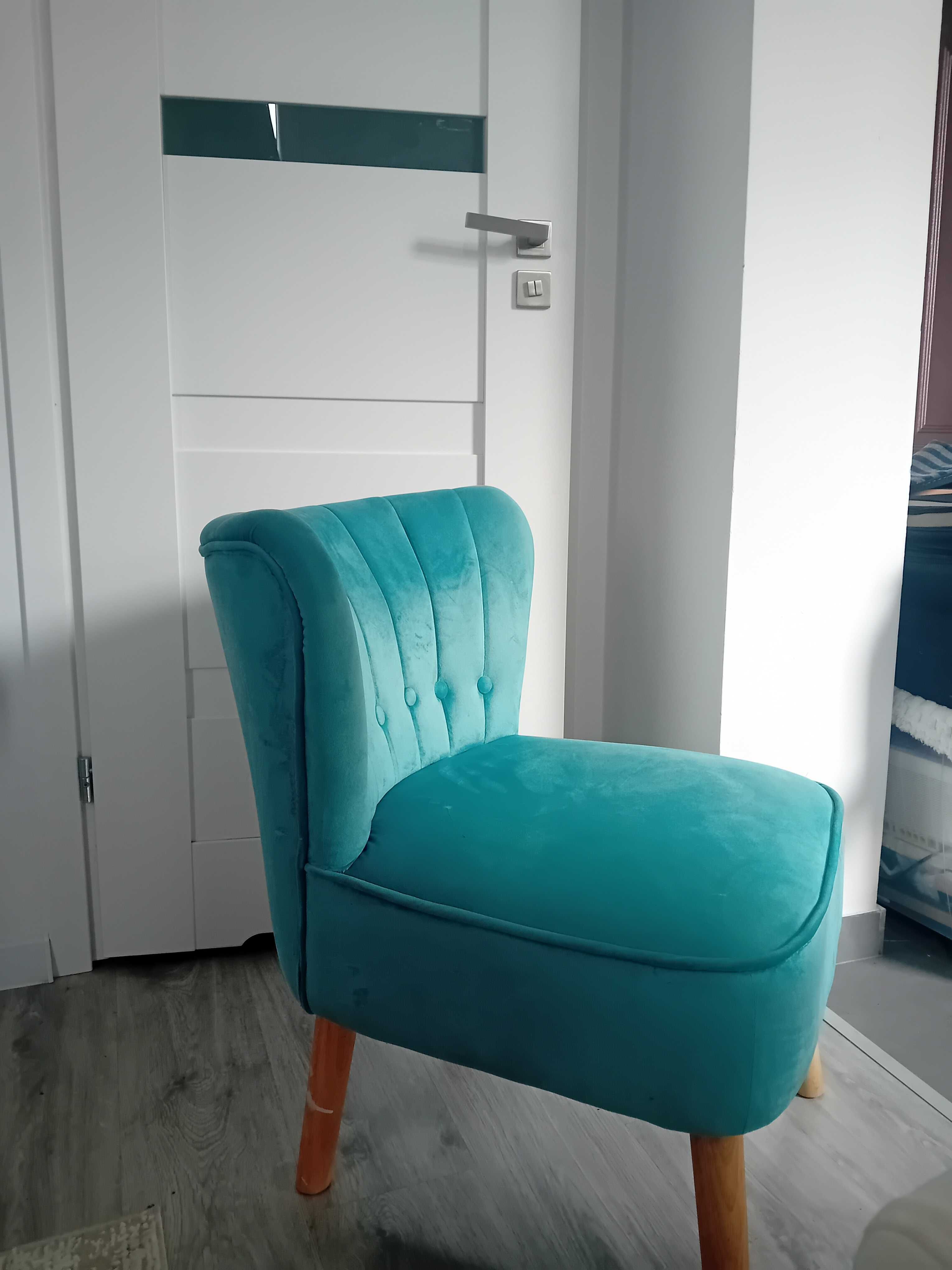 niebieska sofa z podnóżkiem