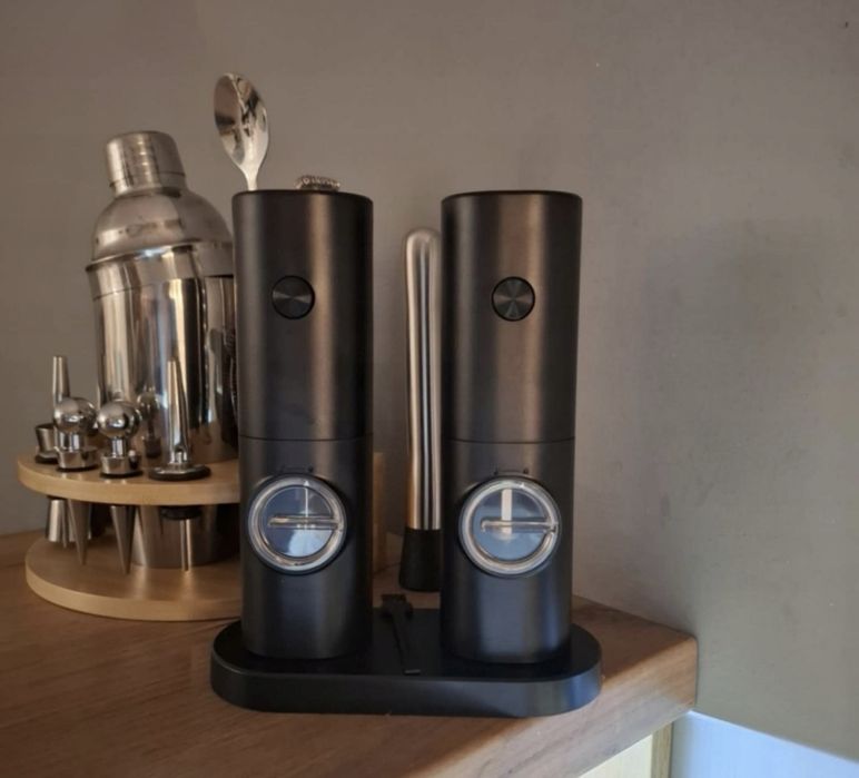 Elektryczny młynek do pieprzu i soli z podstawką idealny na prezent