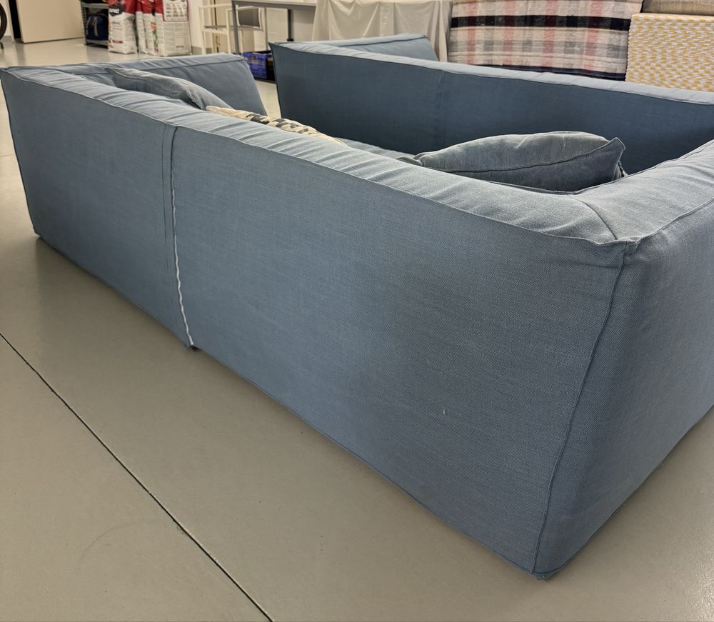 Vendo 2 sofás de 3 lugares com capas e almofadas