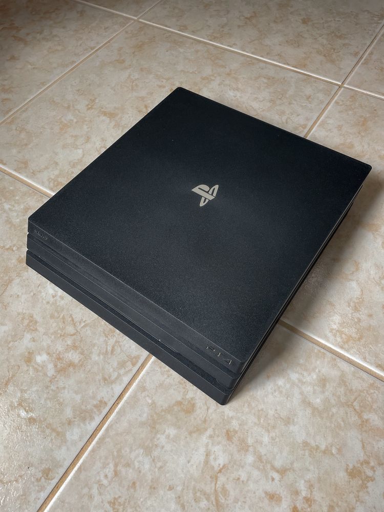 PS4 Pro 1TB + jogos [Excelente estado]