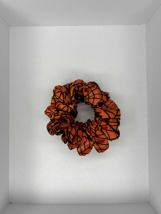 Mała halloweenowa gumka scrunchie – pomarańczowa z motywem pajęczyny