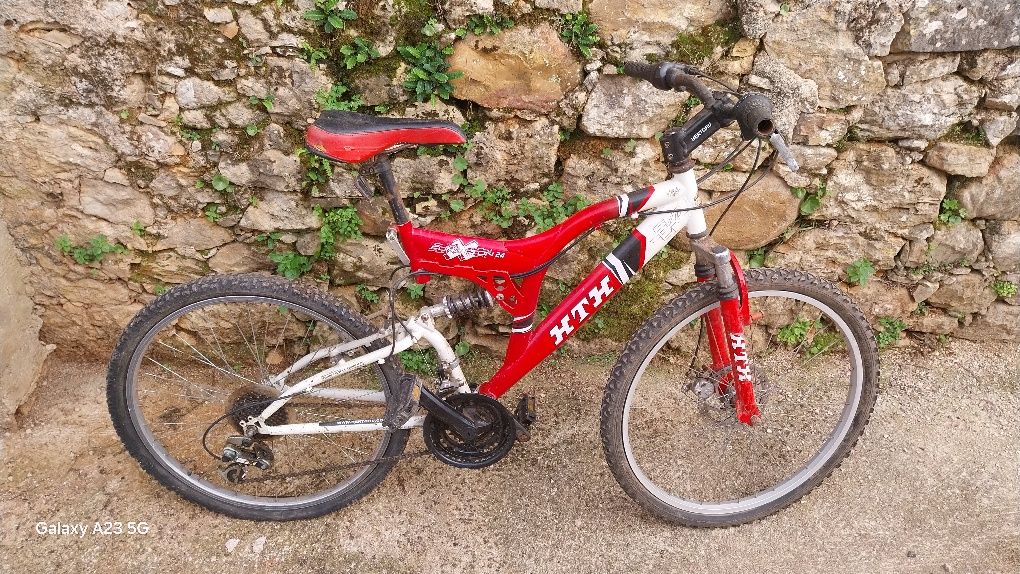 Vendo uma bicicleta de HTH com marcas de uso.