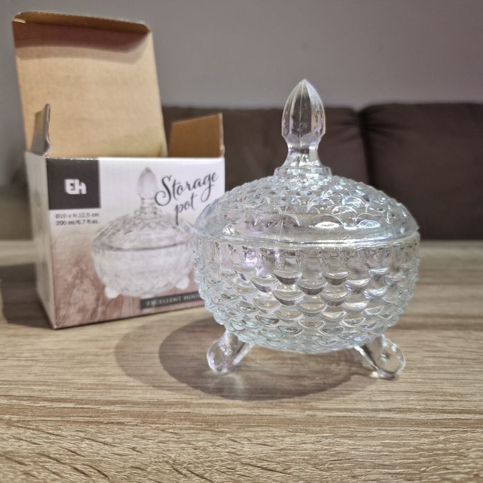 Cukiernica bombonierka na nóżkach szklana jak kryształowa