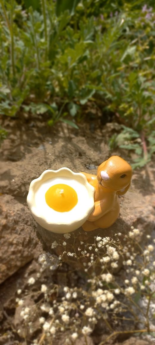 Свічка зайчик тримає яєчко, писанка, соєвий віск, декор, подарунок