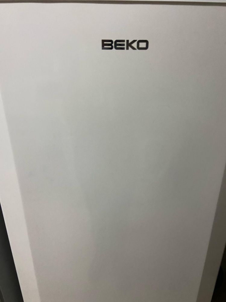 Arca congeladora vertical Beko 210 litros