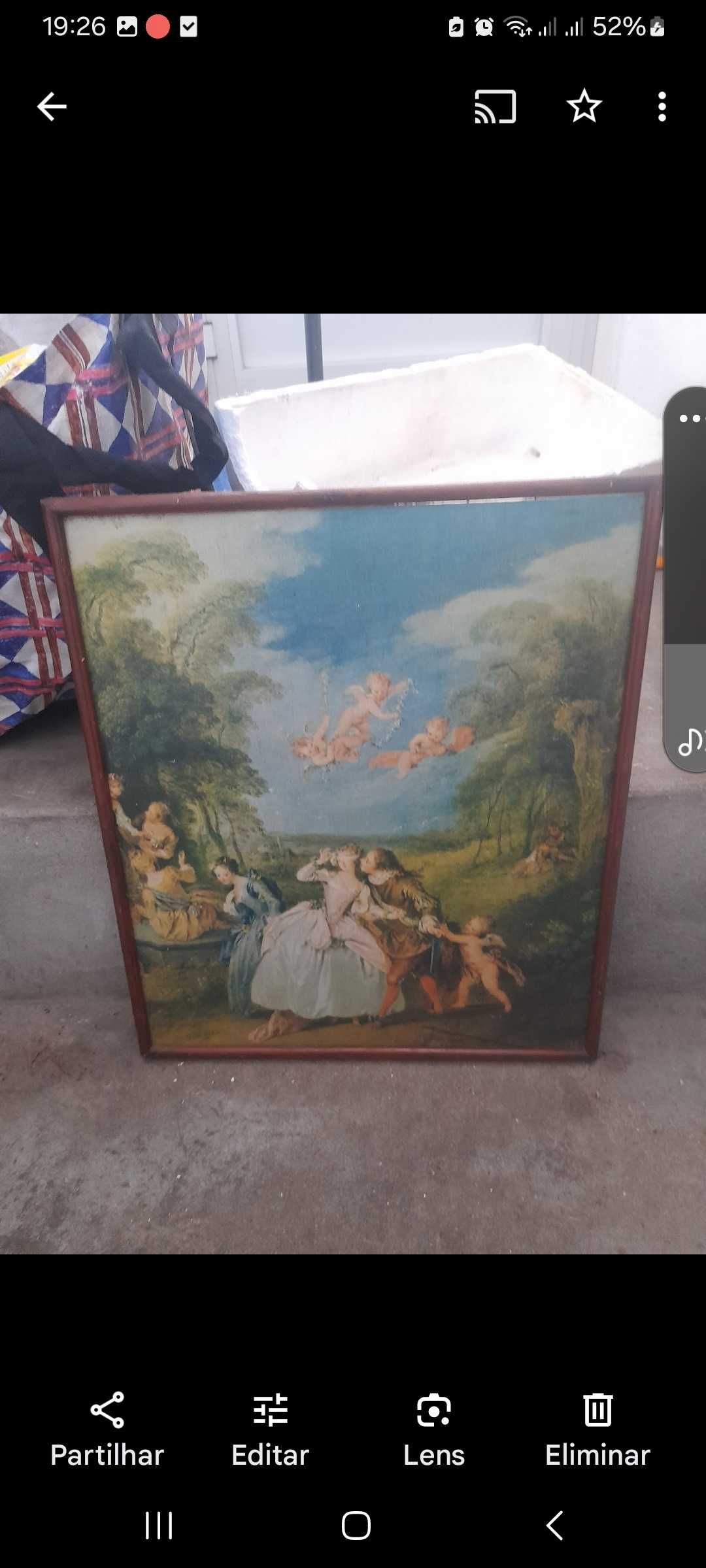 Vendo vários quadros antigos