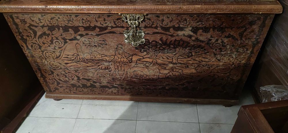 Arca com figuras inscritas na madeira