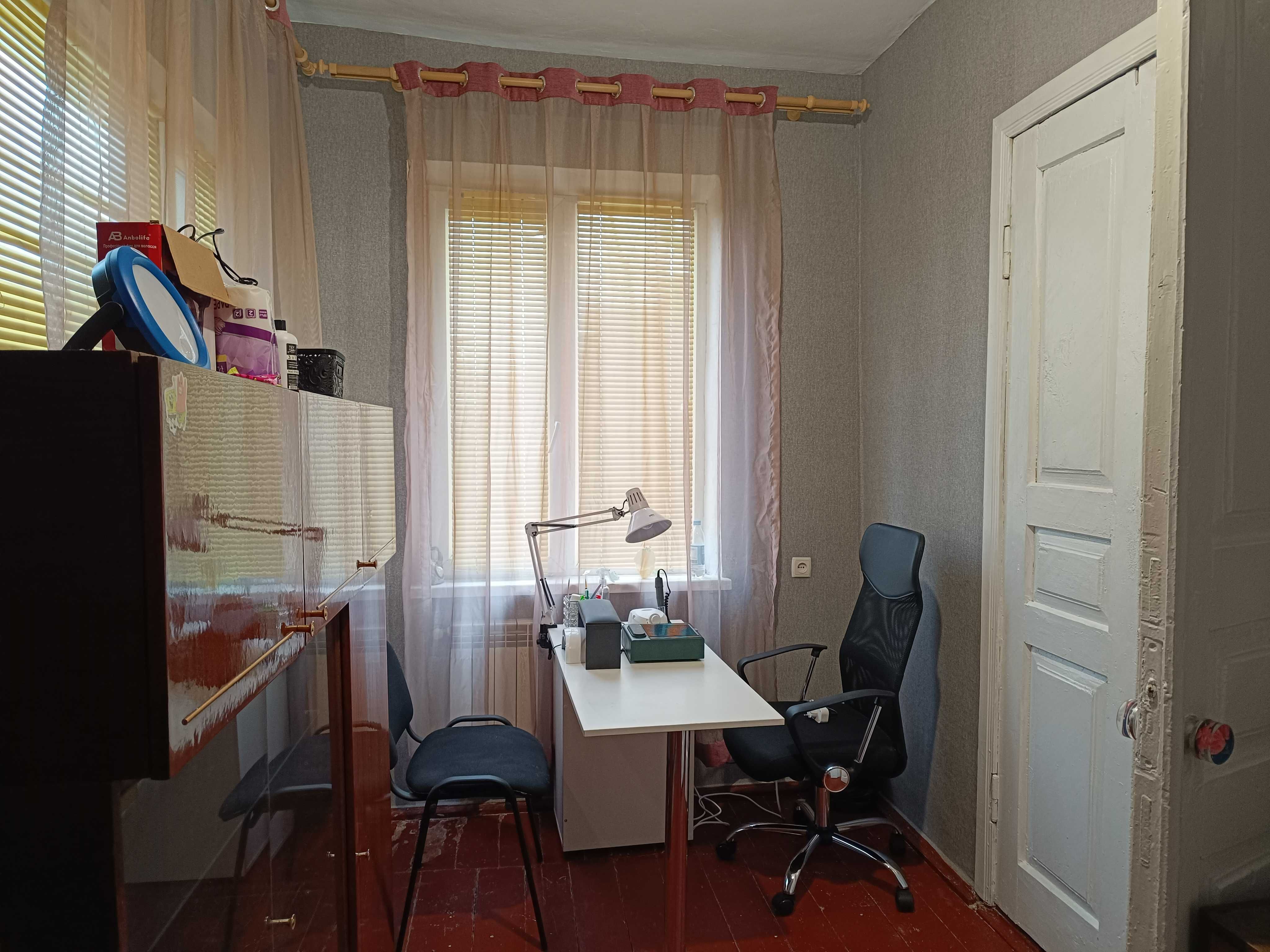 Продається пів будинку на 2частини, кожна зі зручностями, гараж,дворик