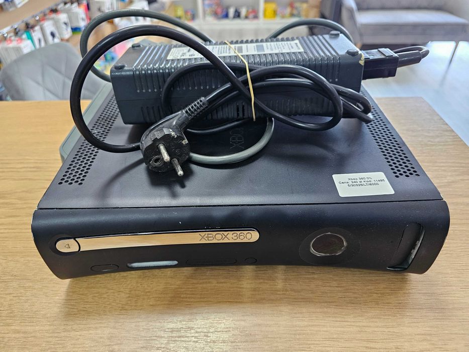 Konsola Xbox 360 z dyskiem i zasilaczem