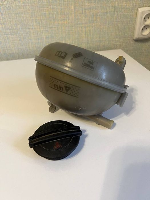 Розширювальний бачок охолодження