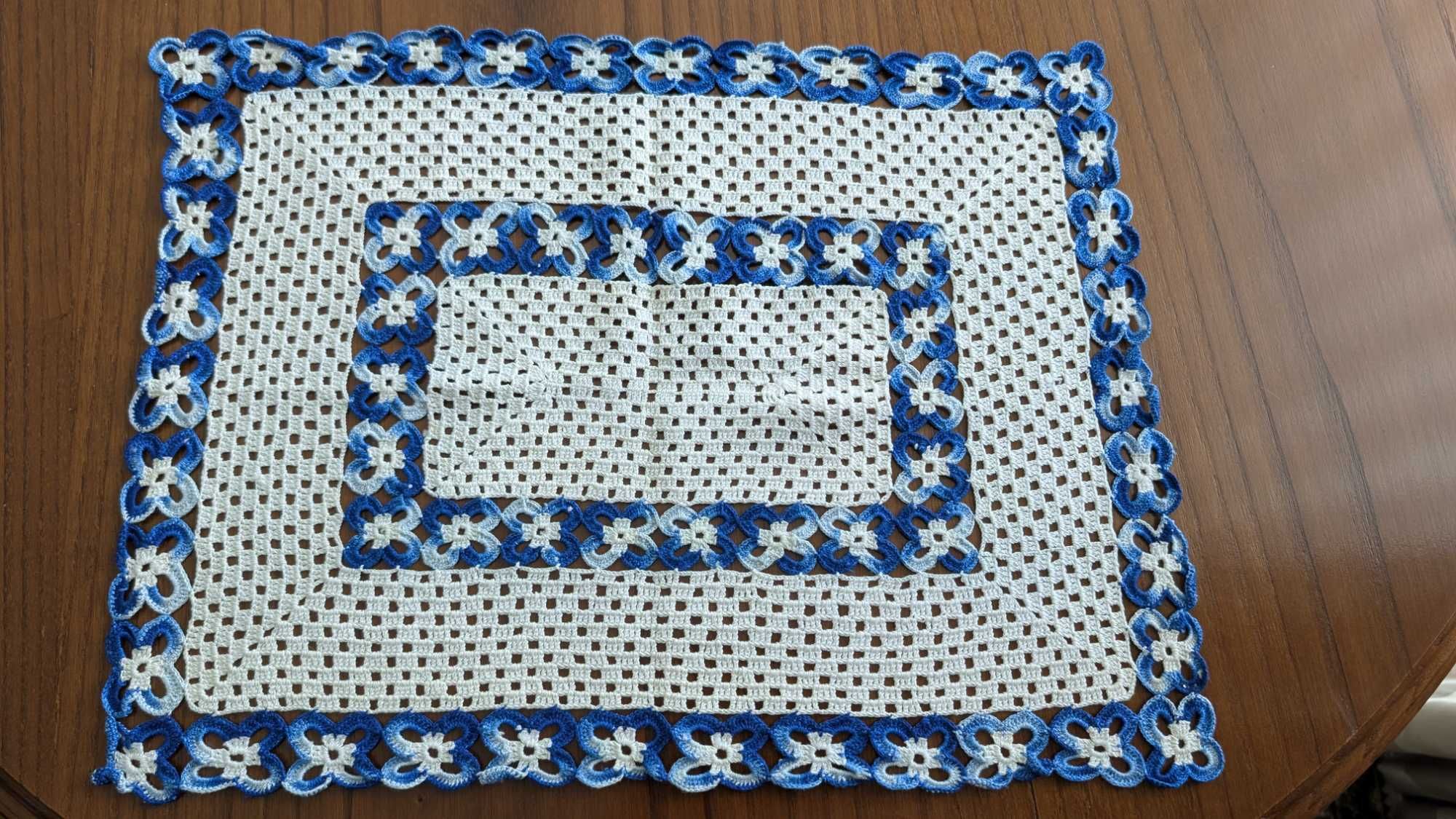 Pano de tabuleiro em renda branca e azul