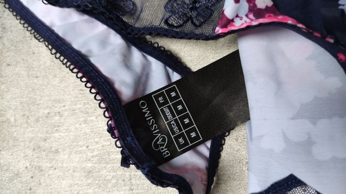 Nowe stringi rozm 42 trzy pary
