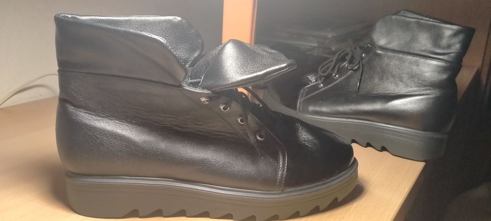 Продается кожаные новые утепленые ботинки женские.