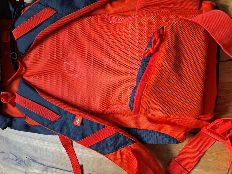 Plecak trekkingowy/górskie wyprawy Nowy Quechua Forclaz 30 Air Czarny