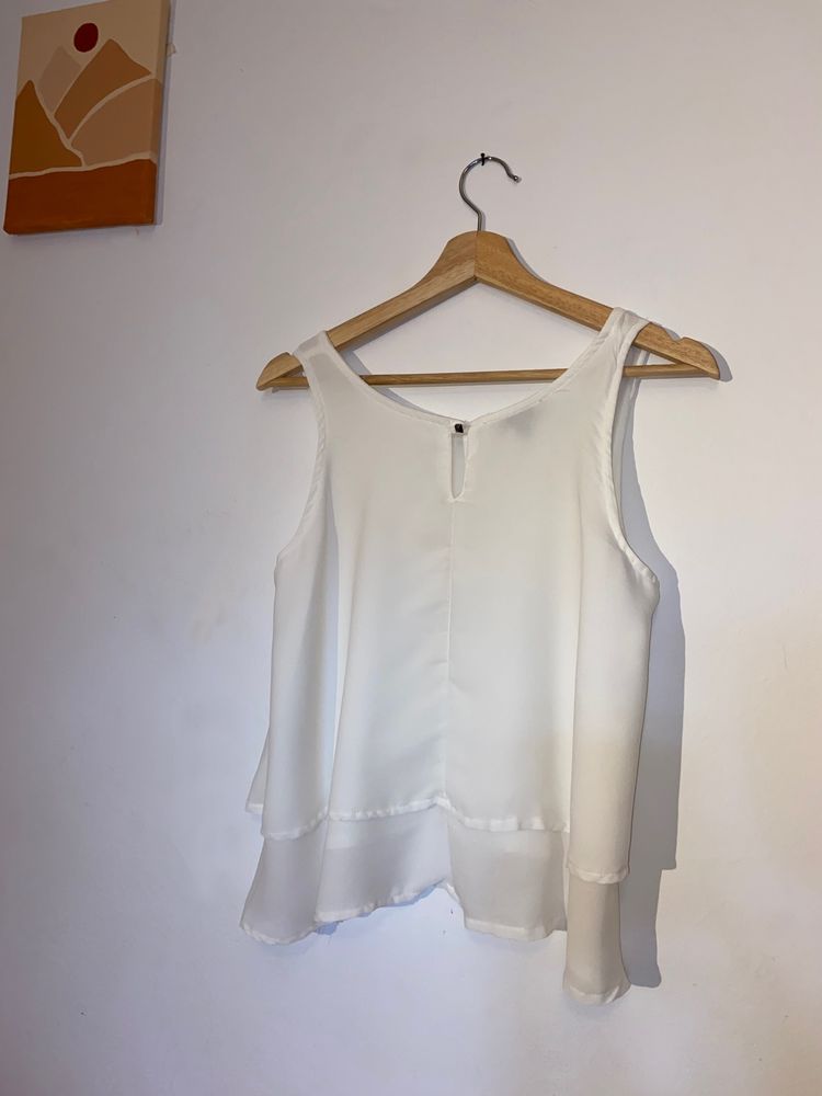 Blusa elegante branca com folhos