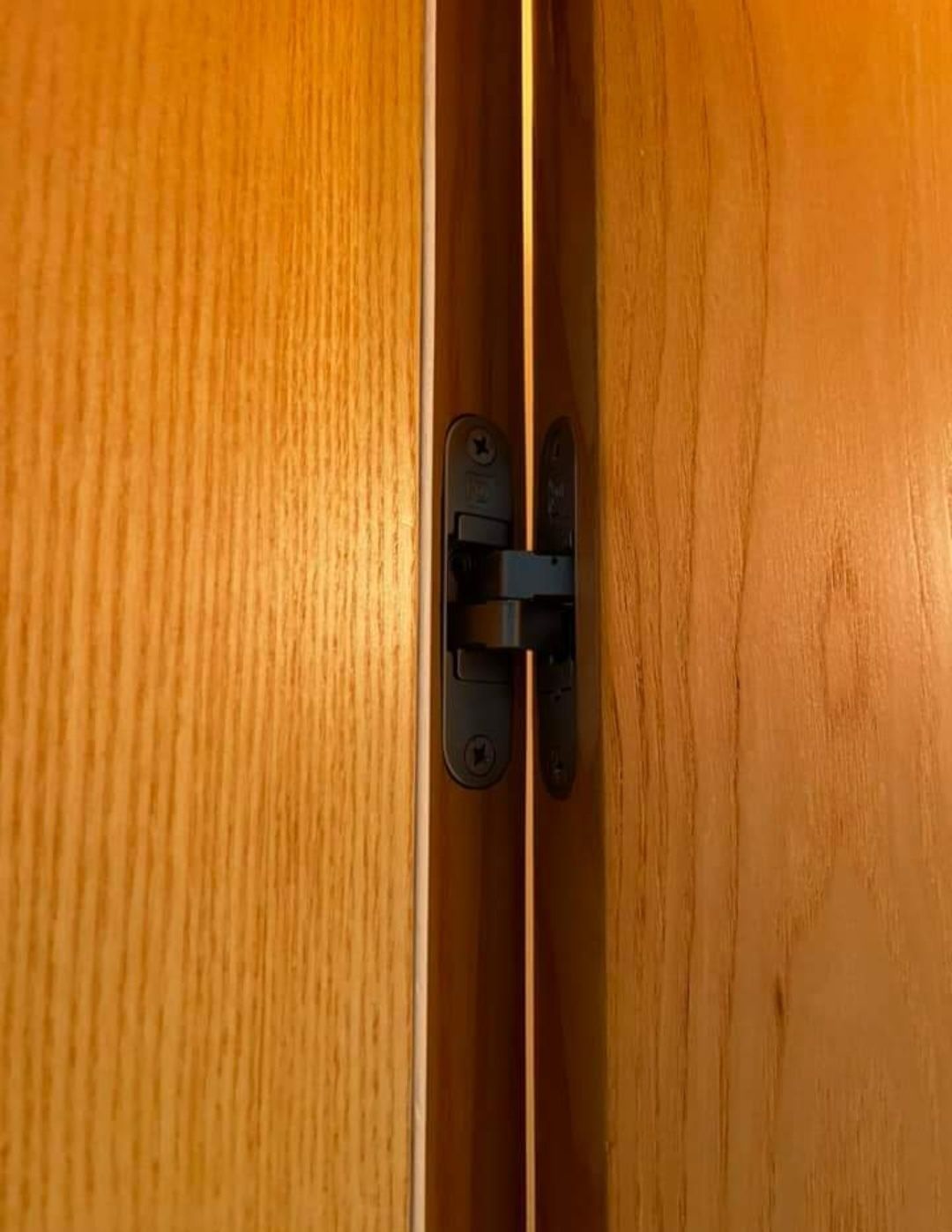Drzwi bezprzylgowe z futrynami i klamkami