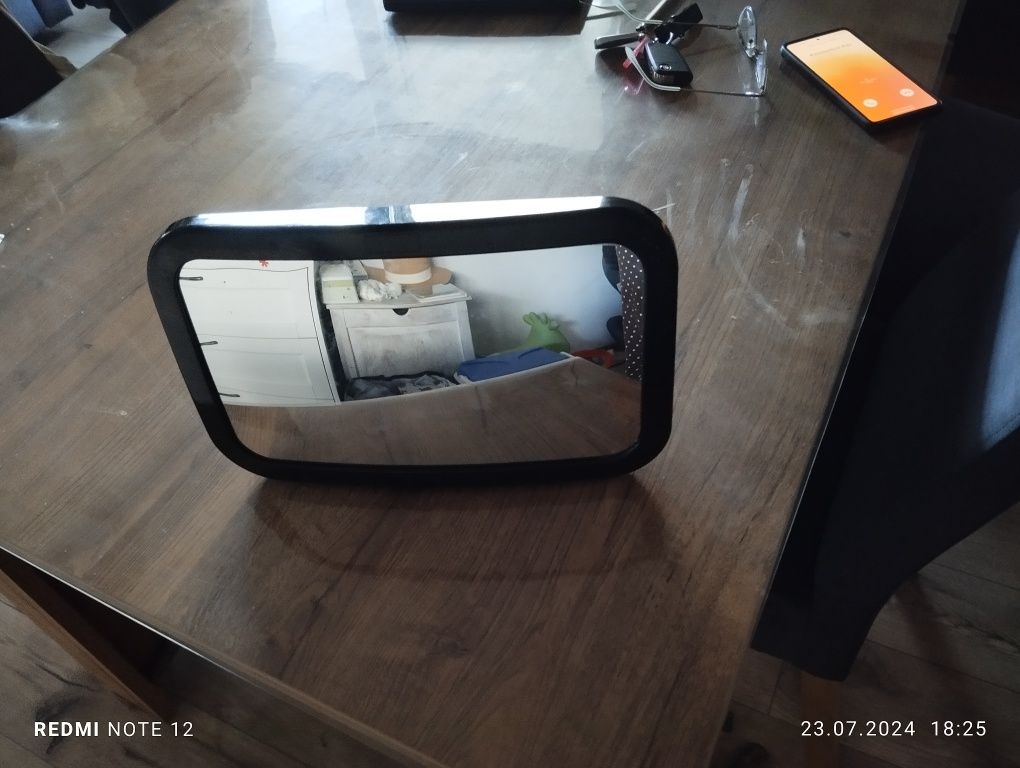 Lusterko do obserwacji dziecka w aucie