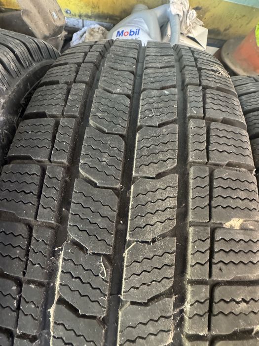 Продам резину  215 65 R16c
