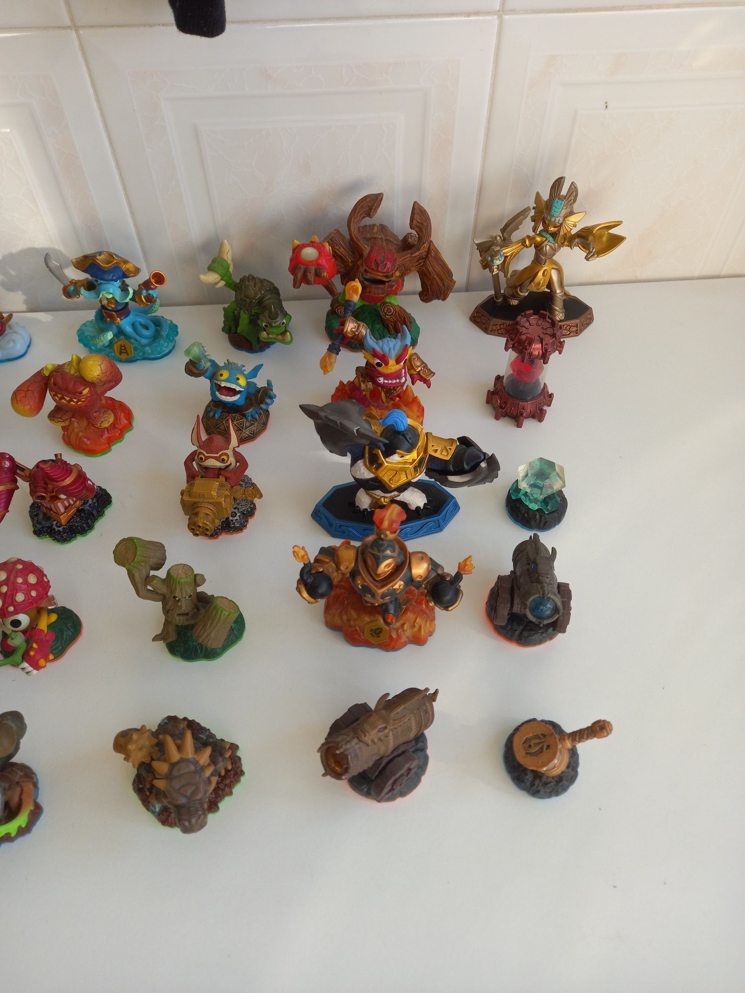 Bonecos e jogo skylanders