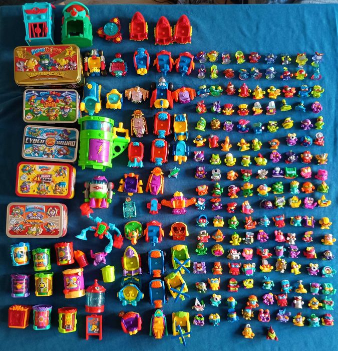 Używany zestaw figurek, pojazdów i akcesoriów Super Things