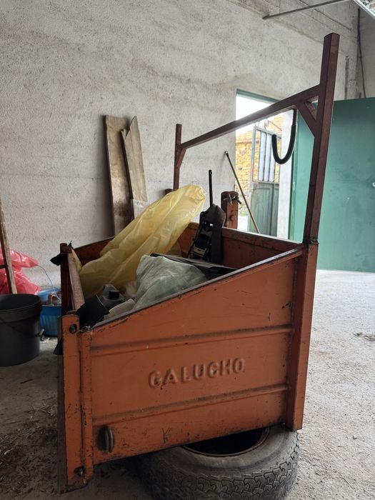 Trator Hinomoto E230 com Reboque, Caixa e Alfaias Agrícolas